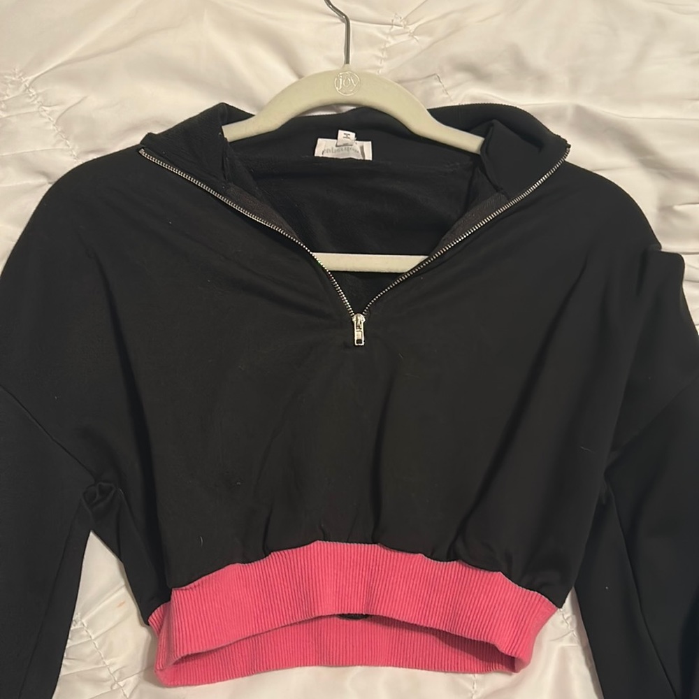 Cropped Superdown black and pink hoodie